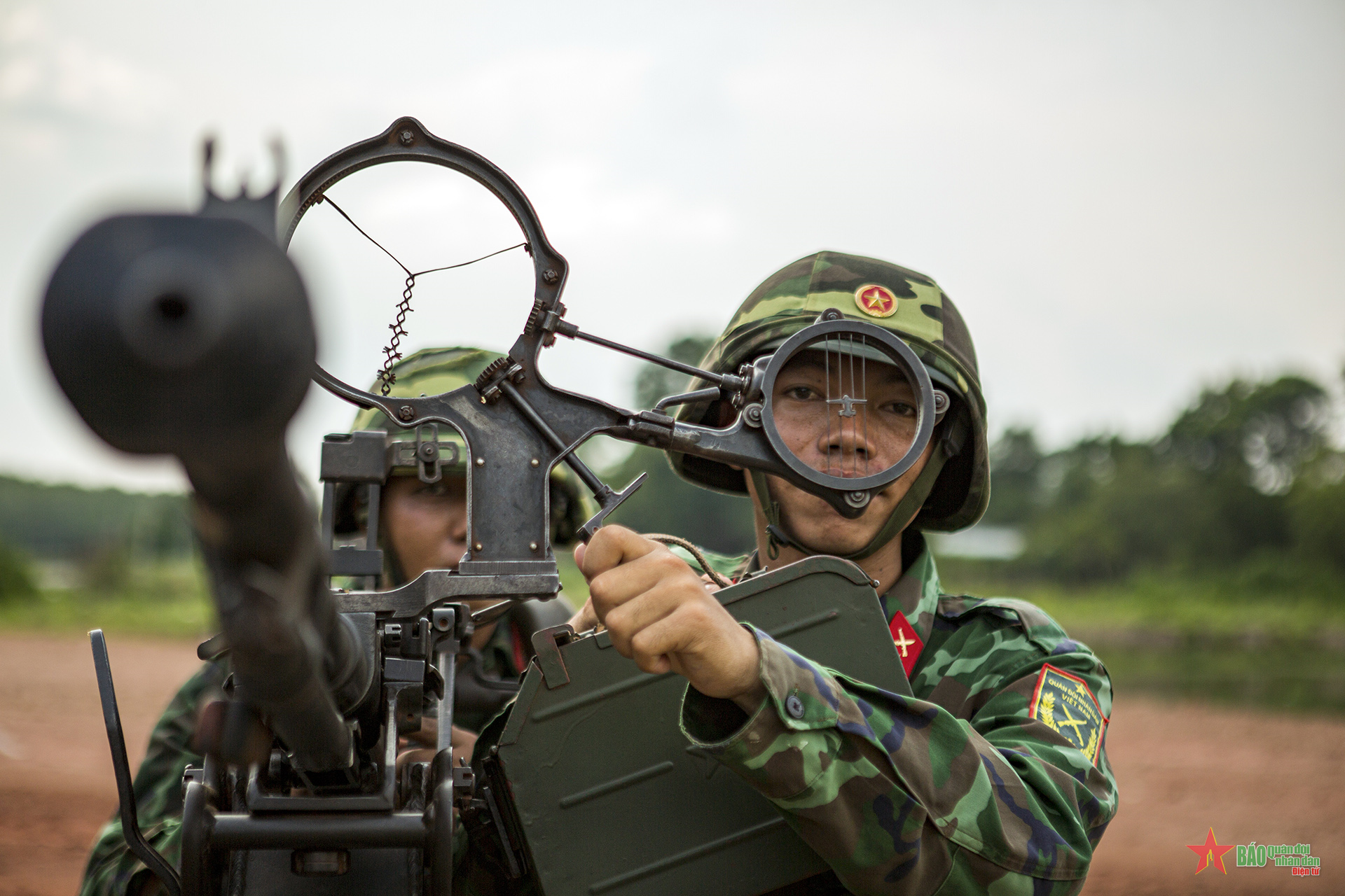 Khẩu đội súng máy phòng không 12,7mm huấn luyện sẵn sàng chiến đấu
